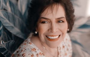 Ältere Dame mit wunderschönem Lächeln